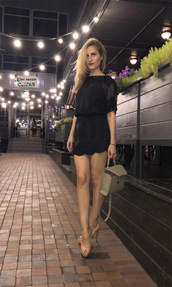 Проститутка индивидуалка из Украины на работе